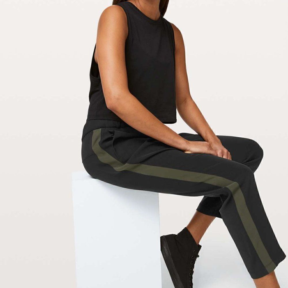 EUC Lululemon On The Fly Woven Ankle Pants Black with Olive Green Stripe 8